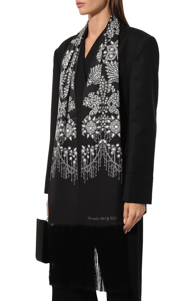 Женский шелковый шарф ALEXANDER MCQUEEN черно-белого цвета, арт. 757239/3011Q | Фото 2 (Нос: Не проставлено; Материал: Текстиль, Шелк)