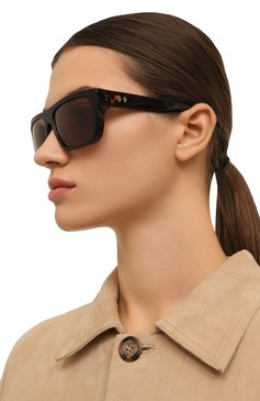 Женские солнцезащитные очки WEB EYEWEAR коричневого цвета, арт. WE0334 52E | Фото 2 (Региональные ограничения белый список (Axapta Mercury): Не проставлено; Нос: Не проставлено; Материал: Пластик; Тип очков: С/з; Очки форма: Квадратные; Оптика Гендер: оптика-женское)