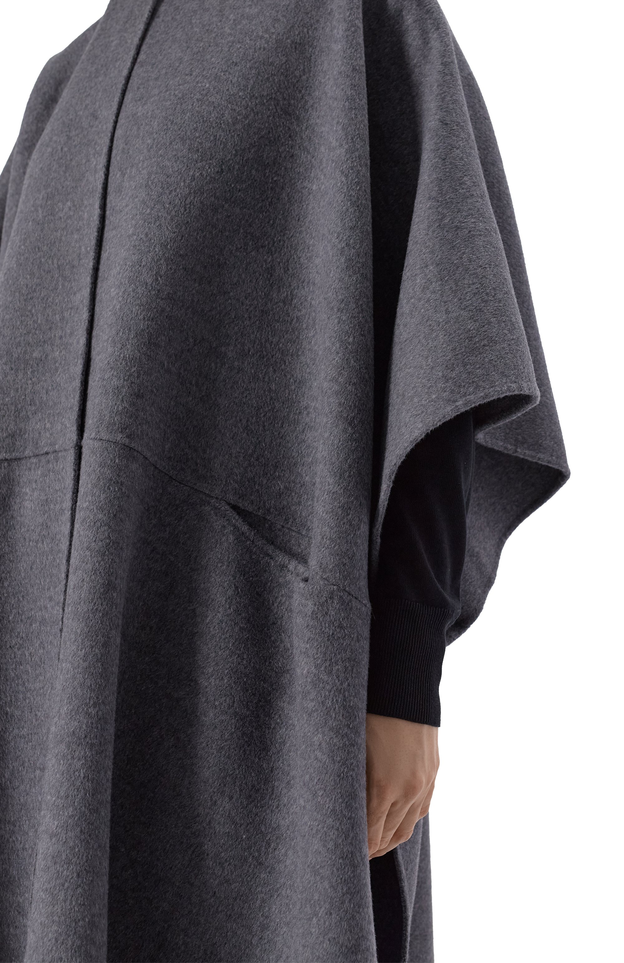 Шерстяной кейп TOTEME серого цвета по цене 183500 руб., арт. 251-WR04321-FB0006, фото 5 Шерстяной кейп TOTEME, арт. 251-WR04321-FB0006, фото 5