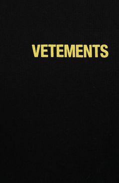 Мужской хлопковое худи VETEMENTS черного цвета, арт. UE52TR380X 1601/M | Фото 5 (Рукава: Длинные; Длина (для топов): Стандартные; Принт: С принтом; Мужское Кросс-КТ: Худи-одежда; Материал сплава: Проставлено; Нос: Не проставлено; �Материал внешний: Хлопок; Стили: Спорт-шик; Драгоценные камни: Проставлено)