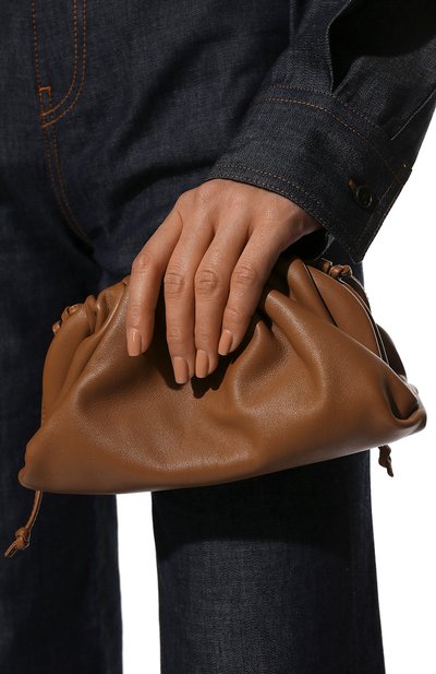 Клатч pouch mini BOTTEGA VENETA бежевого цвета по цене 117500 руб., арт. 585852/VCP40, фото 2 Клатч pouch mini BOTTEGA VENETA, арт. 585852/VCP40, фото 2