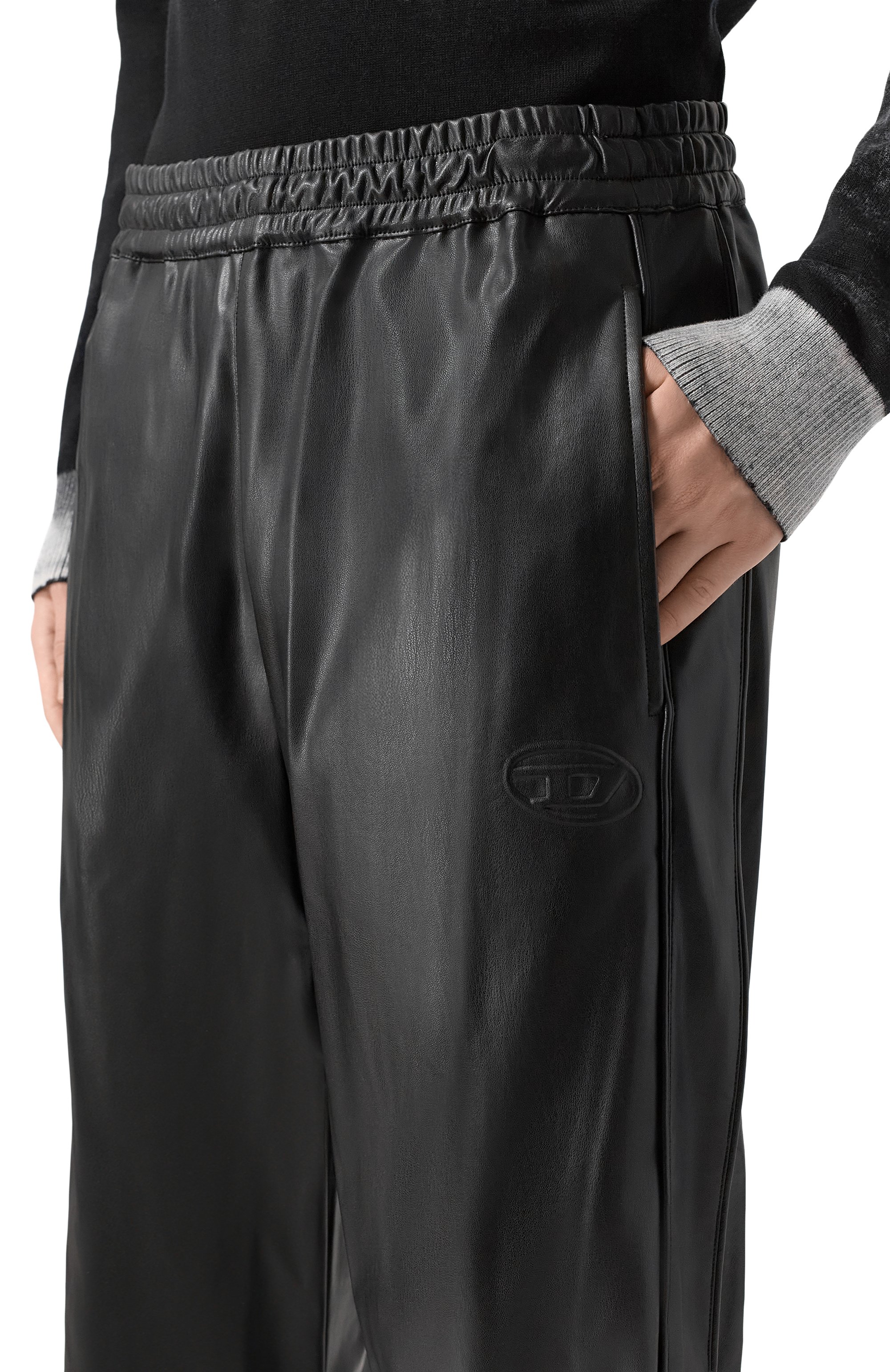 Брюки из экокожи DIESEL черного цвета по цене 36450 руб., арт. A21970/0PGBX, фото 5 Брюки из экокожи DIESEL, арт. A21970/0PGBX, фото 5