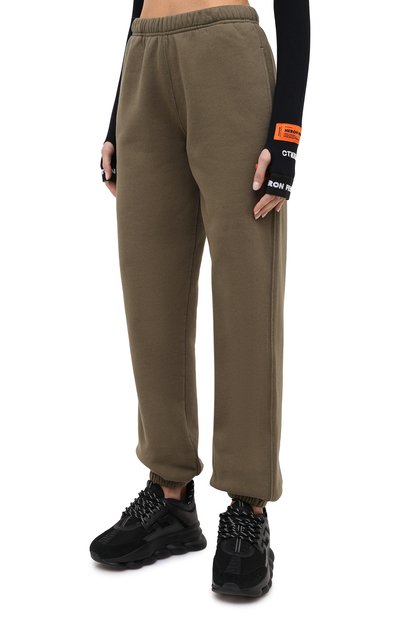 Хлопковые джоггеры HERON PRESTON хаки цвета по цене 25700 руб., арт. HWCH003E20JER0025501, фото 3 Хлопковые джоггеры HERON PRESTON, арт. HWCH003E20JER0025501, фото 3