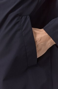 Мужской плащ CANALI темно-синего цвета, арт. 010490U/SG02321 | Фото 5 (Длина (верхняя одеж�да): До середины бедра; Рукава: Длинные; Драгоценные камни: Проставлено; Материал сплава: Проставлено; Мужское Кросс-КТ: Плащ-верхняя одежда; Стили: Кэжуэл; Материал внешний: Синтетический материал)