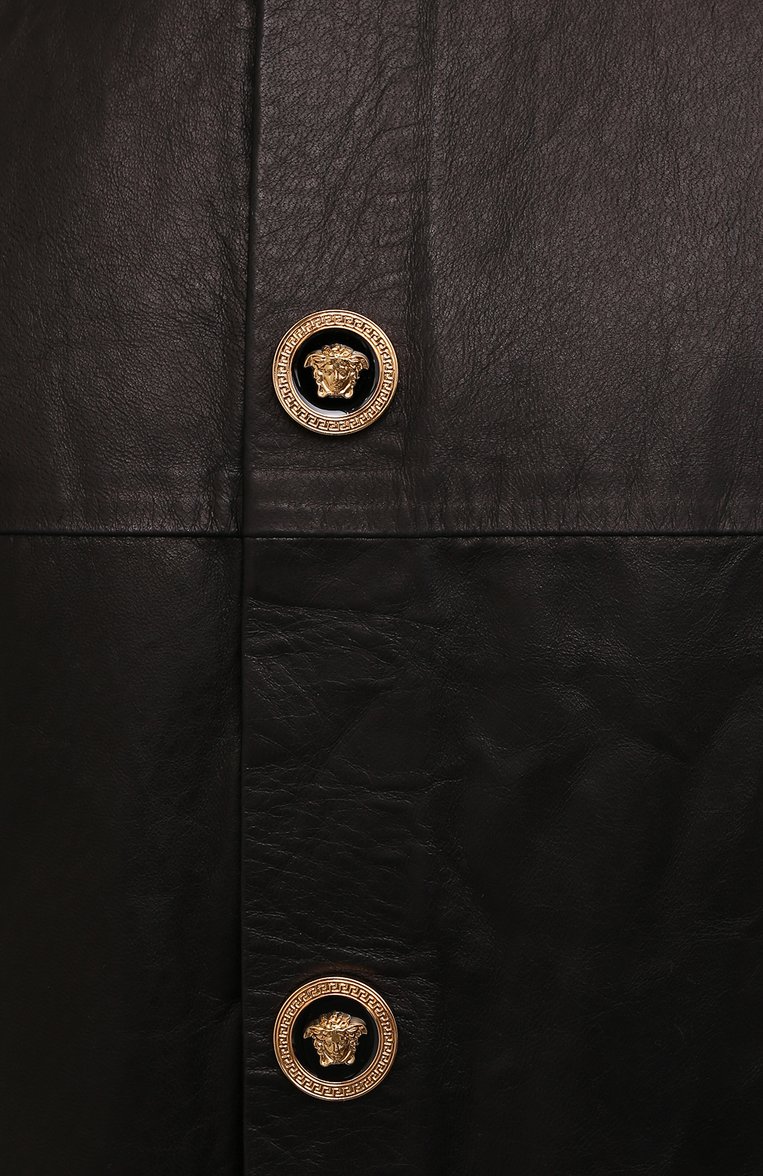 Мужская кожаная рубашка VERSACE черного цвета, арт. 1003457/1A02091 | Фото 5 (Рукава: Длинные; Длина (для топов): Стандартные; Материал внешний: Натуральная кожа; Случай: Повседневный; Принт: Однотонные; Манжеты: На кнопках; Стили: Минимализм; Воротник: Button down)