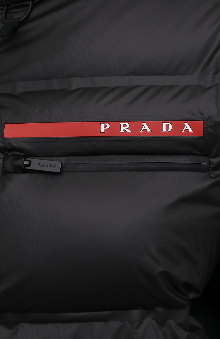 Мужская пуховик PRADA черного цвета, арт. SGB574-1T2Y-F0002-202 | Фото 5 (Материал внешний: Синтетический материал; Мужское Кросс-КТ: пуховик-короткий; Кросс-КТ: другое; Стили: Спорт-шик; Длина (верхняя одежда): Короткие; Материал сплава: Проставлено; Региональные ограничения белый список (Axapta Mercury): Не проставлено; Нос: Не проставлено)