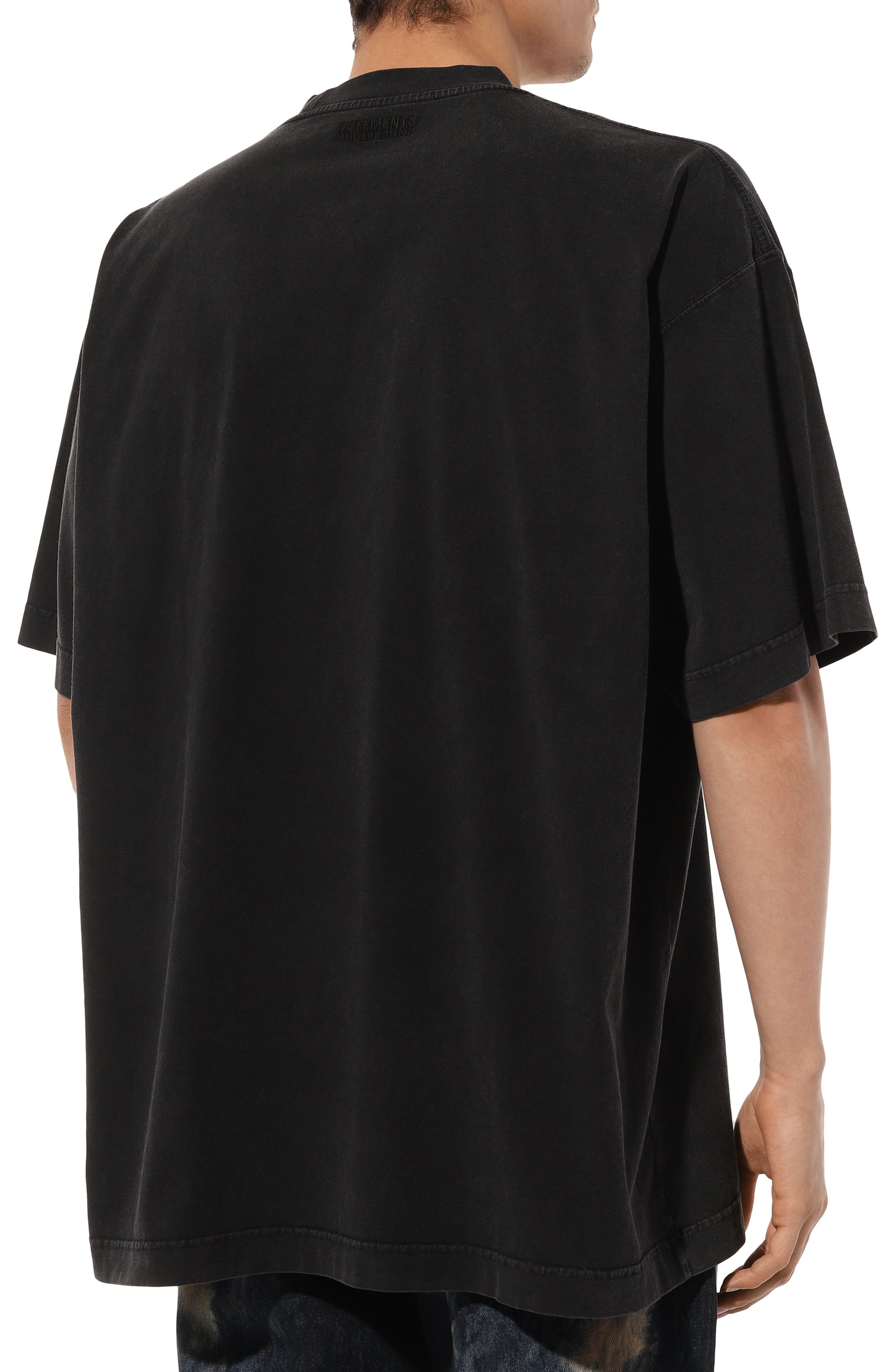 Хлопковая футболка VETEMENTS черного цвета по цене 65450 руб., арт. UE64TR220B, фото 4 Хлопковая футболка VETEMENTS, арт. UE64TR220B, фото 4