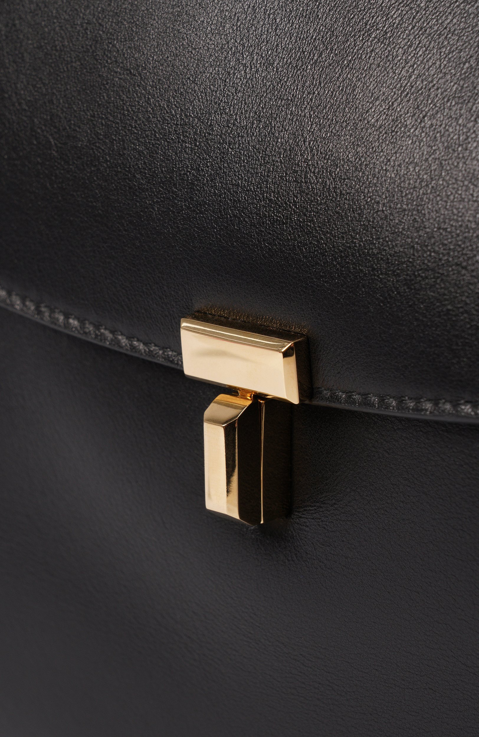Сумка t-lock TOTEME черного цвета по цене 185500 руб., арт. 254-WAL0096-LE0175, фото 6 Сумка t-lock TOTEME, арт. 254-WAL0096-LE0175, фото 6