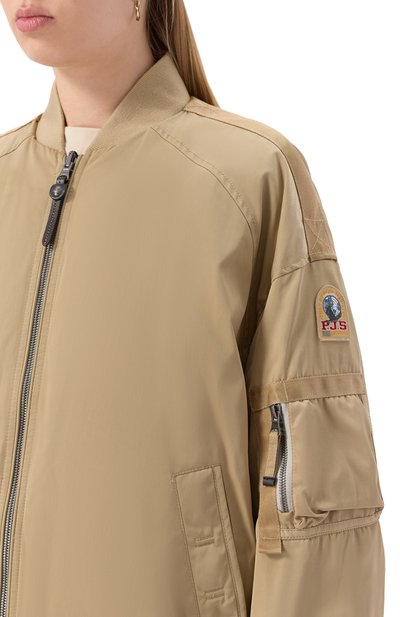 Двусторонний пуховый бомбер PARAJUMPERS бежевого цвета по цене 88000 руб., арт. 25WMPWJKIN32, фото 5 Двусторонний пуховый бомбер PARAJUMPERS, арт. 25WMPWJKIN32, фото 5