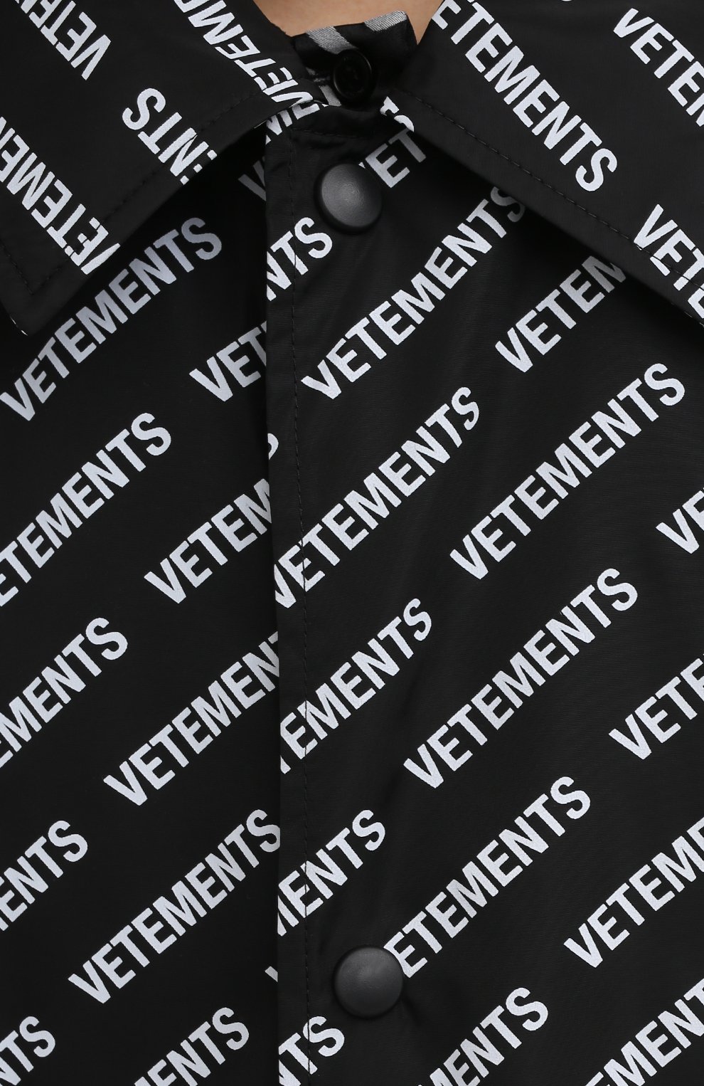 Плащ VETEMENTS черного цвета по цене 119500 руб., арт. UE51C0200B 2603/W, фото 5 Плащ VETEMENTS, арт. UE51C0200B 2603/W, фото 5