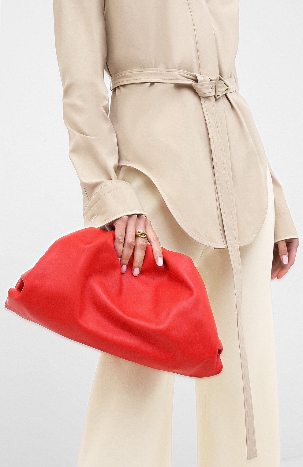 Клатч pouch BOTTEGA VENETA красного цвета по цене 259500 руб., арт. 576227/VCP40, фото 2 Клатч pouch BOTTEGA VENETA, арт. 576227/VCP40, фото 2