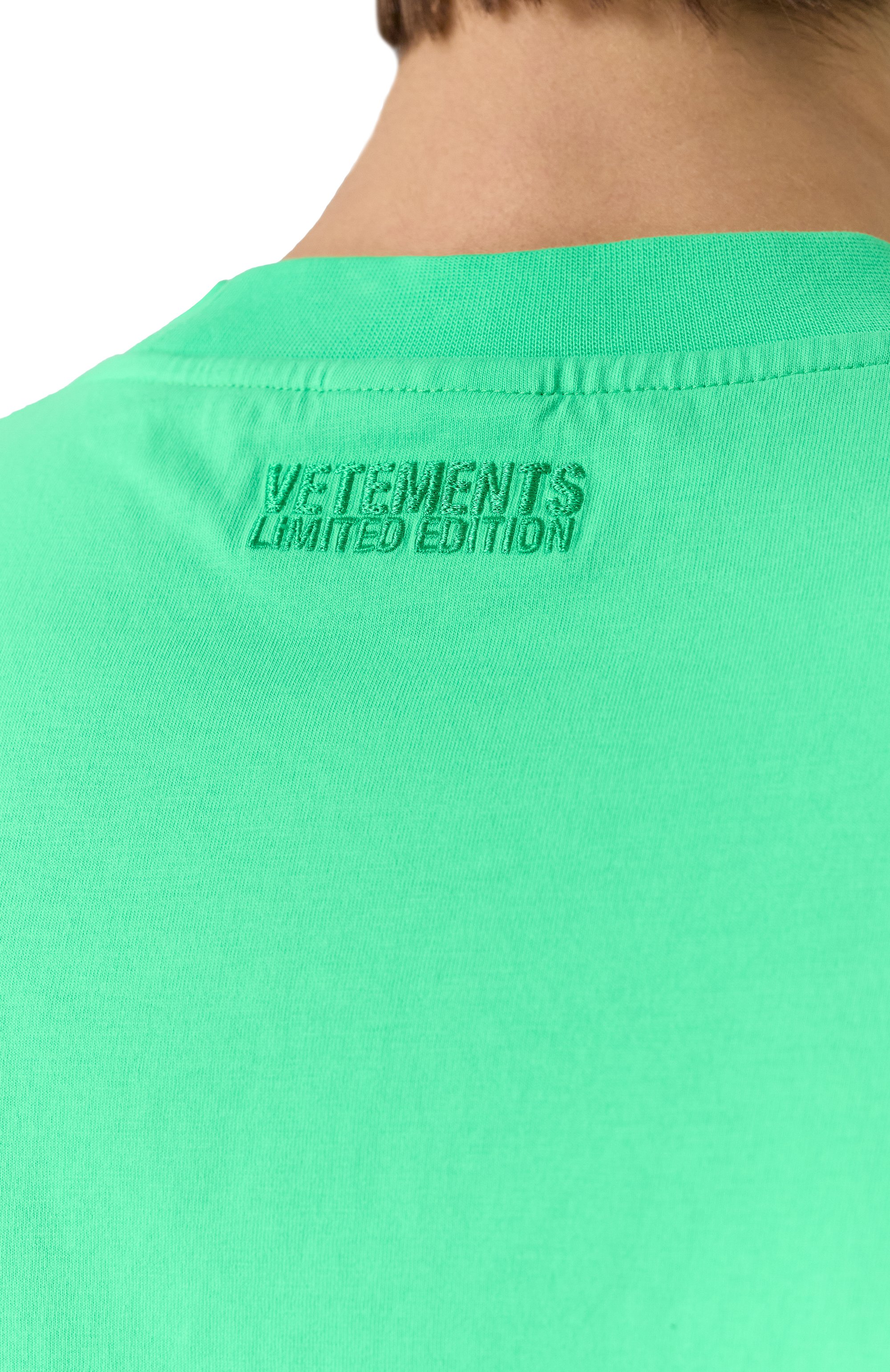Хлопковая футболка VETEMENTS салатового цвета по цене 57800 руб., арт. UA66TR600E, фото 5 Хлопковая футболка VETEMENTS, арт. UA66TR600E, фото 5