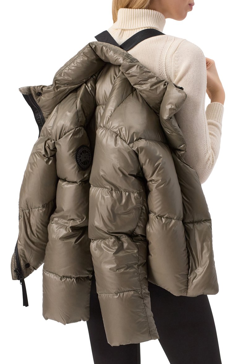 Женский пуховик CANADA GOOSE хаки цвета, арт. 2256WB | Фото 8 (Материал подклада: Синтетический материал; Рукава: Длинные; Материал утеплителя: Пух и перо; Длина (верхняя одежда): Короткие; Стили: Кэжуэл; Кросс-КТ: Пуховик, Куртка; Материал внешний: Синтетический материал)