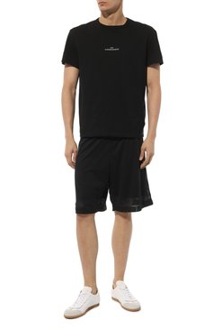 Мужские шорты VERSACE черного цвета, арт. 1010426/1A07548 | Фото 2 (Материал подклада: Синтетический материал; Материал сплава: Проставлено; Материал внешний: Синтетический материал; Принт: Без принта; Стили: Спорт-шик; Случай: Повседневный; Драгоценные камни: Проставлено; Длина Шорты М: Ниже колена)