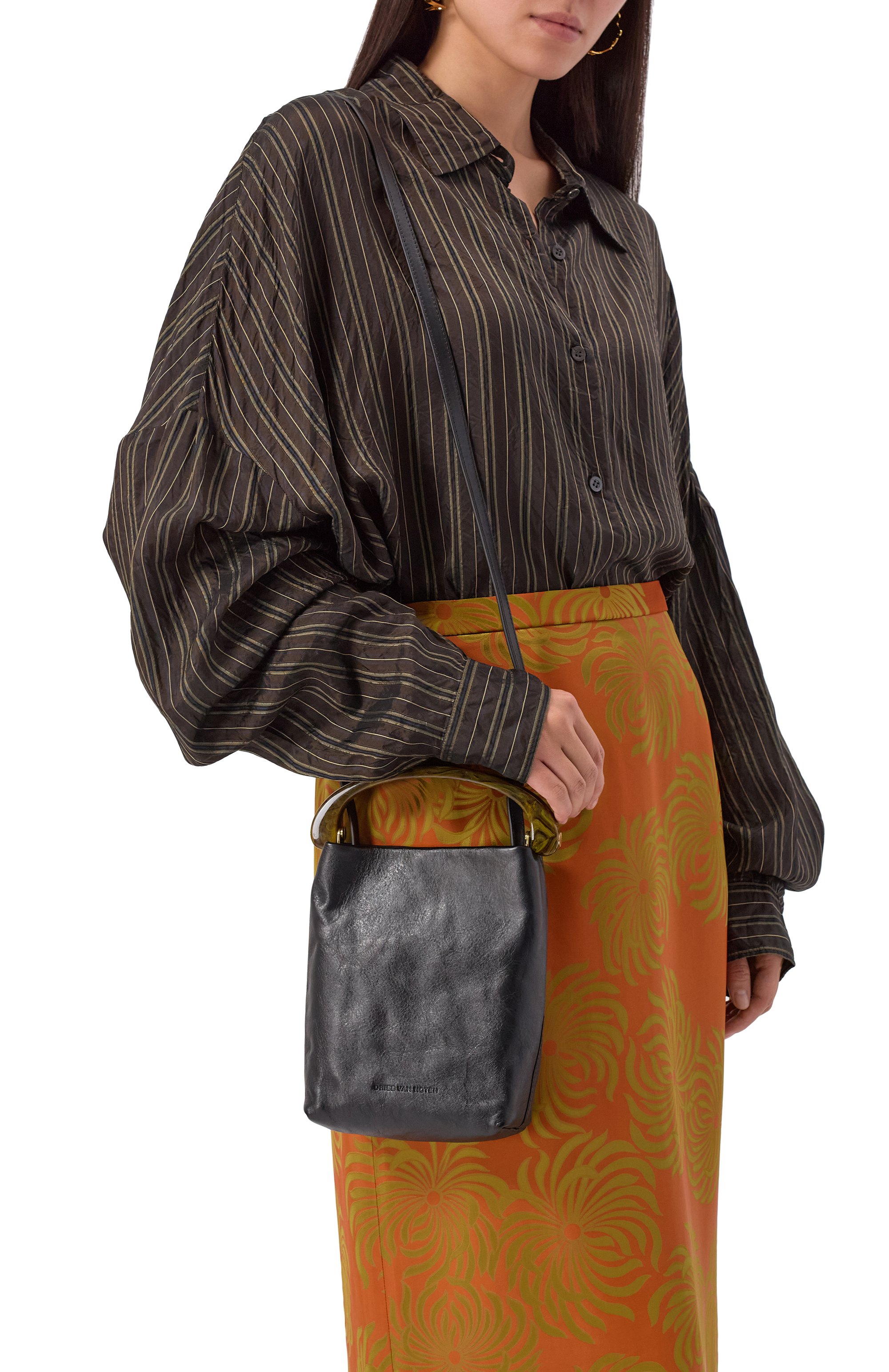 Сумка DRIES VAN NOTEN черного цвета по цене 97700 руб., арт. 011523-195-900, фото 2 Сумка DRIES VAN NOTEN, арт. 011523-195-900, фото 2