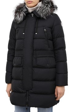 Женский пуховик MONCLER черного цвета, арт. F2-093-1B510-02-C0059 | Фото 4 (Рукава: Длинные; Мат�ериал подклада: Синтетический материал; Материал внешний: Синтетический материал; Стили: Кэжуэл; Кросс-КТ: Пуховик; Длина (верхняя одежда): До середины бедра; Материал утеплителя: Пух и перо; Материал сплава: Проставлено; Драгоценные камни: Проставлено)