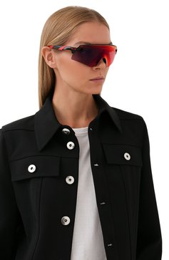 Женские солнцезащитные очки OAKLEY красного цвета, арт. 9471-947101 | Фото 2 (Кросс-КТ: С/з-унисекс; Региональные ограничения белый список (Axapta Mercury): Не проставлено, RU; Нос: Не проставлено; Материал: Пластик; Тип очков: С/з; Оптика Гендер: оптика-унисекс)