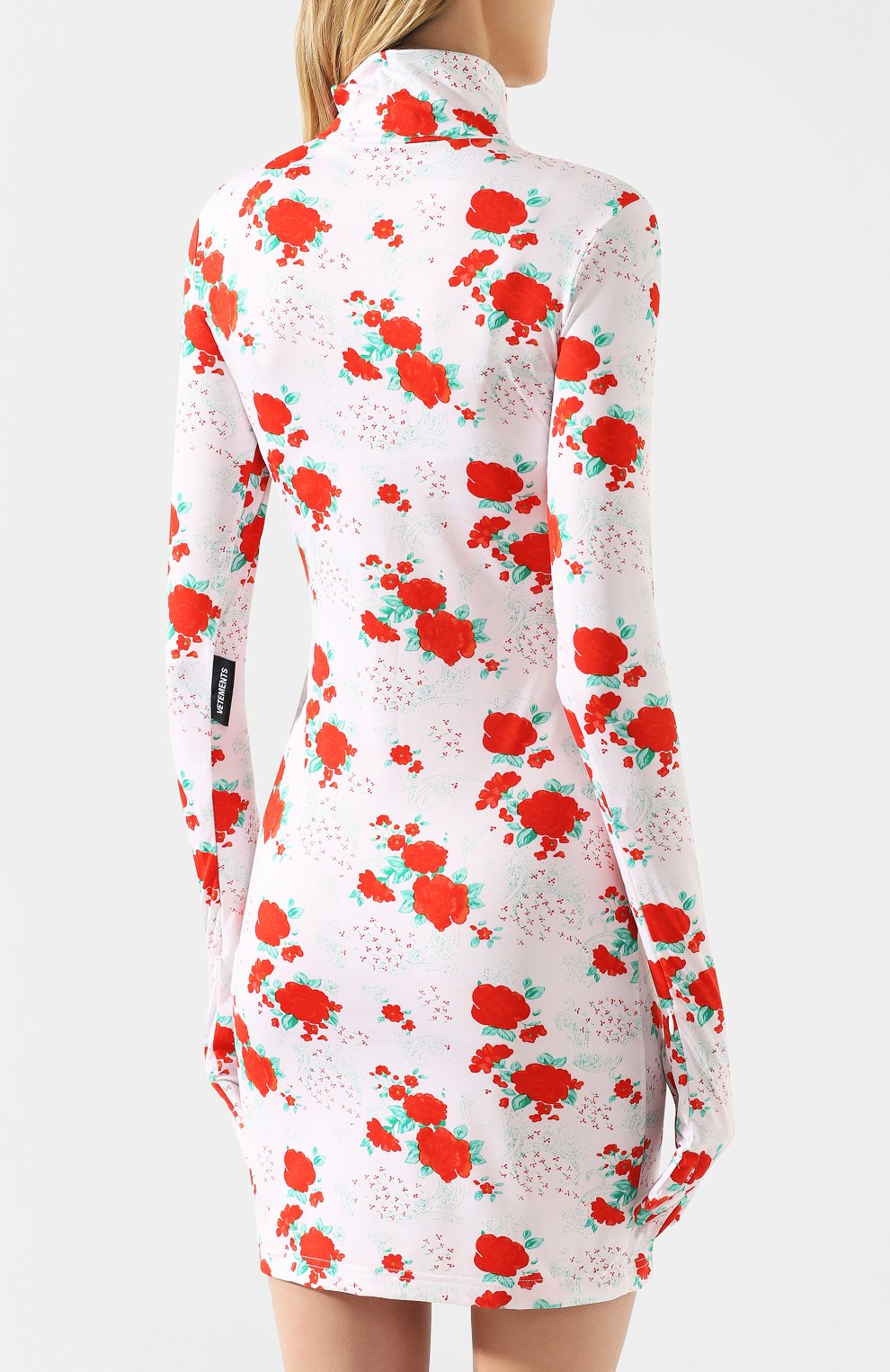 Платье с принтом VETEMENTS белого цвета по цене 65750 руб., арт. SS20DR294 2613/W/RED/WHITE FL0WERS, фото 4 Платье с принтом VETEMENTS, арт. SS20DR294 2613/W/RED/WHITE FL0WERS, фото 4