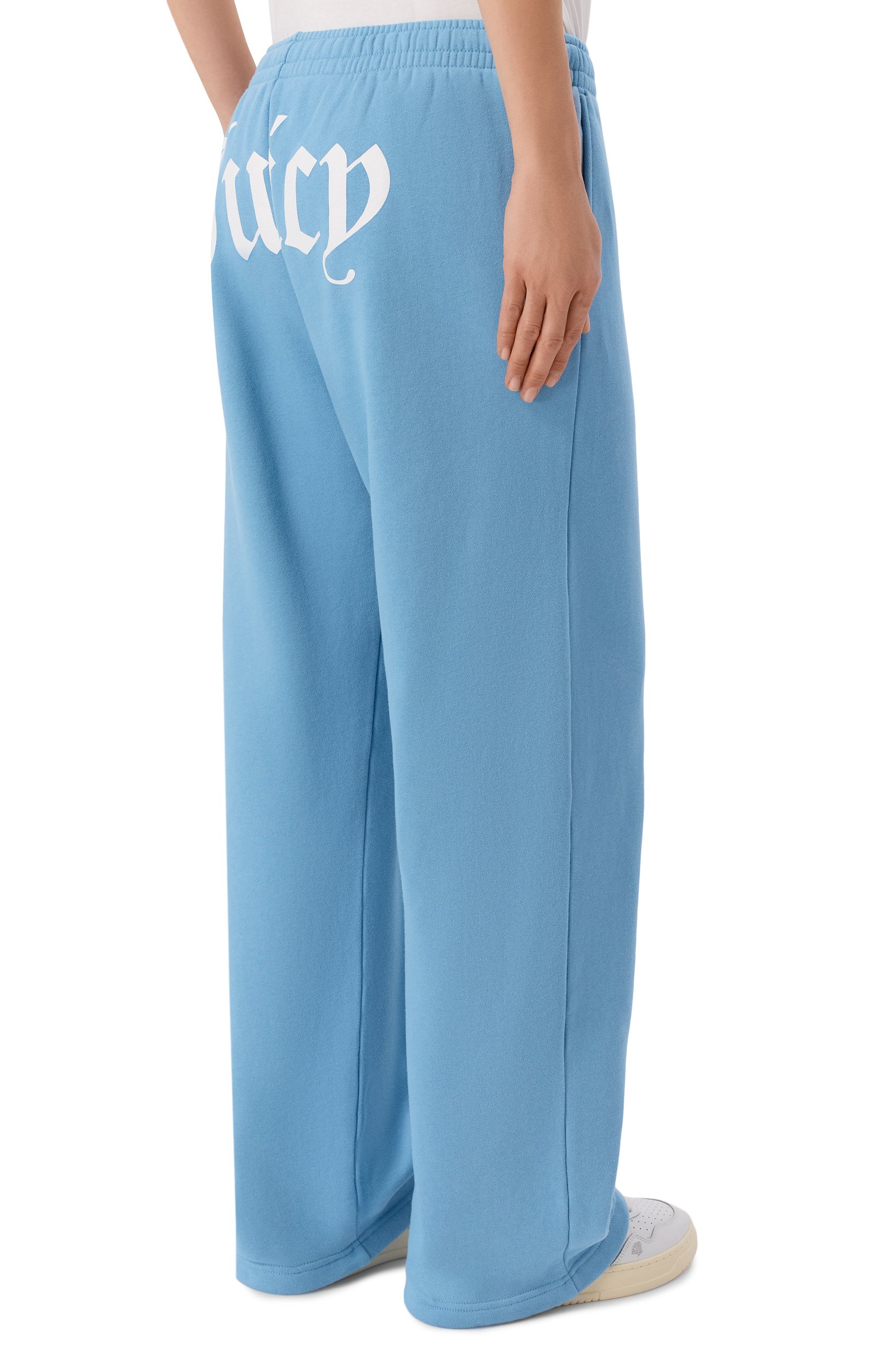 Хлопковые брюки sporty & rich x juicy couture SPORTY AND RICH голубого цвета по цене 35050 руб., арт. PA085716692BL50/JUICY EMBLEM WIDE SWEATPANT, фото 4 Хлопковые брюки sporty & rich x juicy couture SPORTY AND RICH, арт. PA085716692BL50/JUICY EMBLEM WIDE SWEATPANT, фото 4
