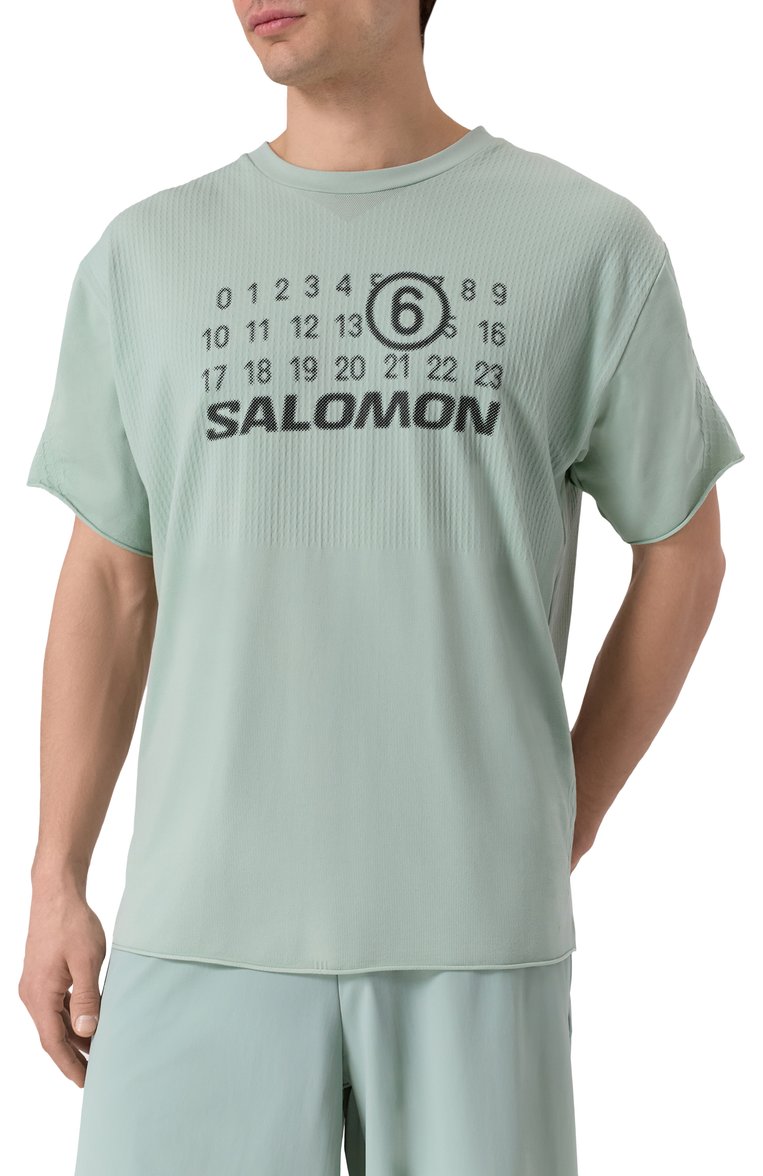Мужская футболка  mm6 maison margiela x salomon MM6 светло-зеленого цвета, арт. SH0GC0051/M20101 | Фото 3 (Автоматизация ТО: Проставлено; Рукава: Короткие; Автоматизация состава: Проставлено; Материал внешний: Синтетический материал; Длина (для т�опов): Удлиненные; Принт: С принтом; Мужское Кросс-КТ: Футболка-одежда; Стили: Спорт-шик, Кэжуэл; Детали: Без декора)