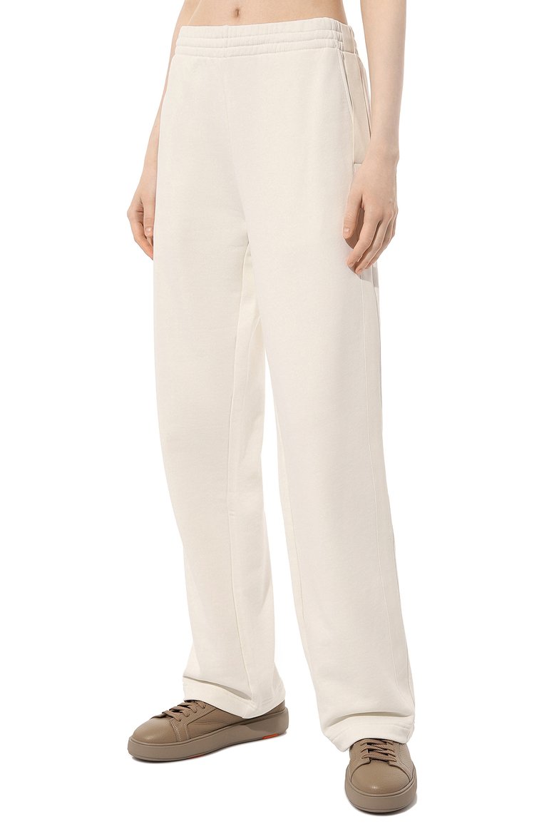 Женские хлопковые брюки HELMUT LANG белого цвета, арт. 001HW202 | Фото 3 (Длина (брюки, джинсы): Стандартные; Женское Кросс-КТ: Брюки-одежда; Силуэт Ж (брюки и джинсы): Прямые; Материал сплава: Проставлено; Материал внешний: Хлопок; Стили: Спорт-шик; Драгоценные камни: Проставлено)