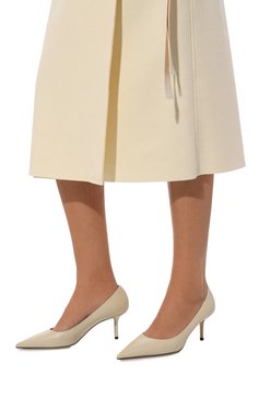 Женские кожаные туфли love 65 JIMMY CHOO кремвого цвета, арт. L0VE 65/CWN | Фото 3 (Материал внутренний: Натуральная кожа; Драгоценные камни: Проставлено; Подошва: Плоская; Материал сплава: Проставлено; Каблук высота: Средний; Материал внешний: Натуральная кожа; Каблук тип: Шпилька)