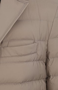 Мужская пуховая куртка MONCLER светло-серого цвета, арт. C1-091-30914-94-53333 | Фото 5 (Материал подклада: Синтетический материал; Материал внешний: Синтетический материал, Пух и перо; Длина (верхняя одежда): Короткие; Мужское Кросс-КТ: Верхняя одежда, Куртка-пуховая; Рукава: Длинные; Кросс-КТ: Куртка; Материал сплава: Проставлено; Драгоценные камни: Проставлено; Стили: Кэжуэл)