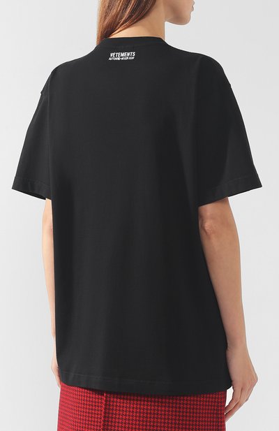 Хлопковая футболка VETEMENTS черного цвета по цене 22300 руб., арт. UAH20TR633/W, фото 4 Хлопковая футболка VETEMENTS, арт. UAH20TR633/W, фото 4