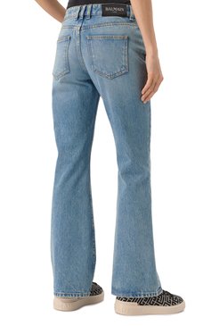Женские джинсы BALMAIN голубого цвета, арт. EF1MJ130/DF24 | Фото 4 (Длина (брюки, джинсы): Стандартные; Драгоценные камни: Проставлено; Материал сплава: Проставлено; Детали: Делаве; Стили: Кэжуэл; Материал внешний: Деним, Хлопок; Силуэт Ж (брюки и джинсы): Расклешенные; Кросс-КТ: Деним)