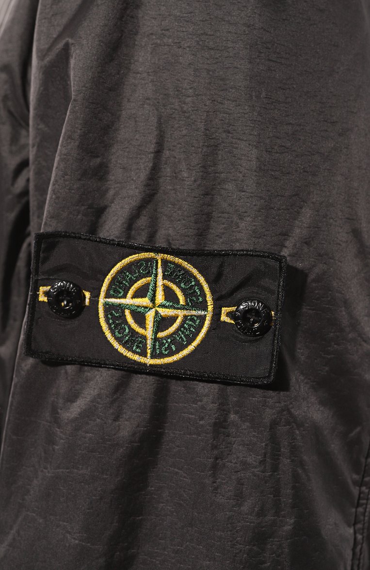 Мужская куртка STONE ISLAND темно-серого цвета, арт. 731543035 | Фото 5 (Рукава: Длинные; Материал сплава: Проставлено; Драгоценные камни: Проставлено; Длина (верхняя одежда): Короткие; Материал внешний: Синтетический материал; Кросс-КТ: Ветровка, Куртка, Легкие; Стили: Кэжуэл)