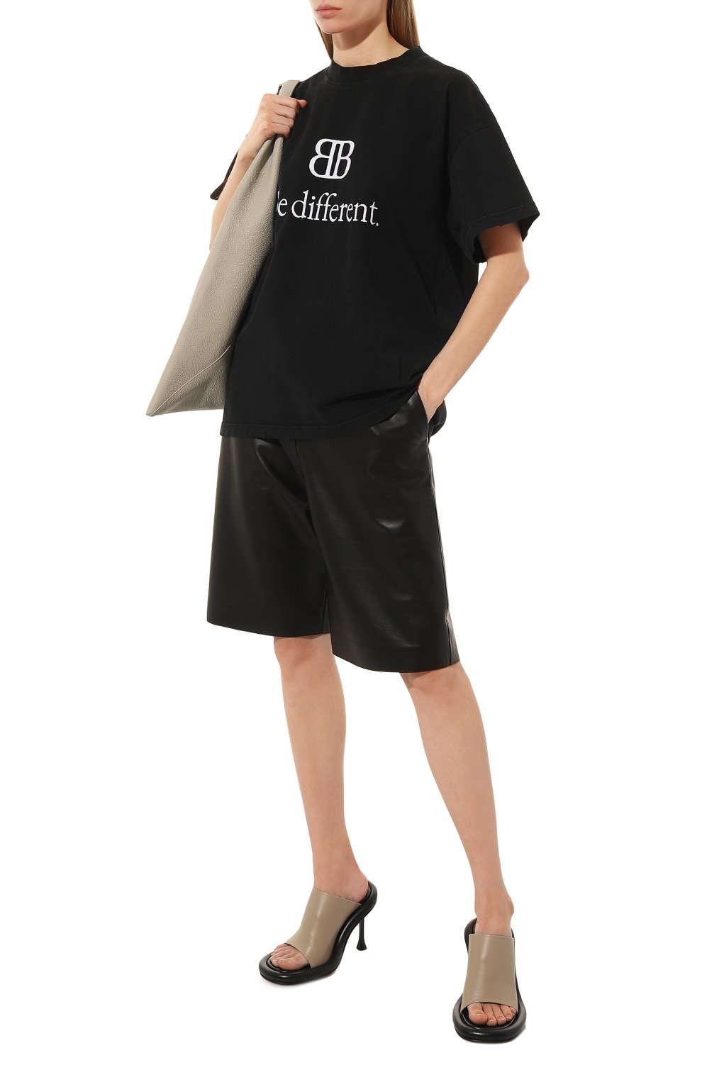 Хлопковая футболка BALENCIAGA черного цвета по цене 89750 руб., арт. 612965/TNVU91070, фото 2 Хлопковая футболка BALENCIAGA, арт. 612965/TNVU91070, фото 2