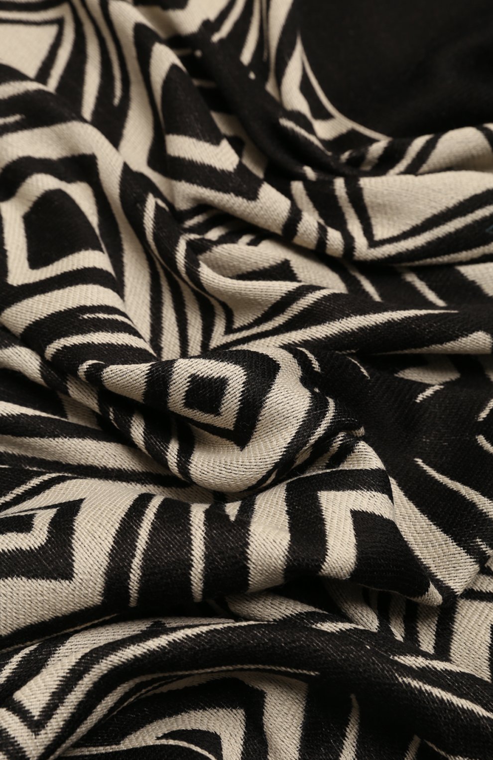 Платок ALBERTA FERRETTI черно-белого цвета по цене 48650 руб., арт. 222U/A3311/6669, фото 4 Платок ALBERTA FERRETTI, арт. 222U/A3311/6669, фото 4