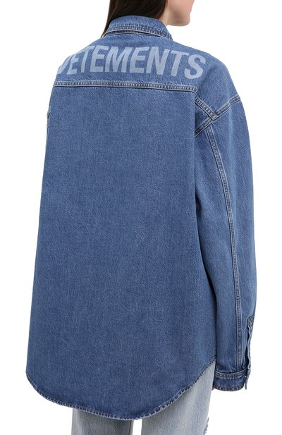 Джинсовая рубашка VETEMENTS синего цвета по цене 145500 руб., арт. UAH21SH043 2801/W, фото 4 Джинсовая рубашка VETEMENTS, арт. UAH21SH043 2801/W, фото 4