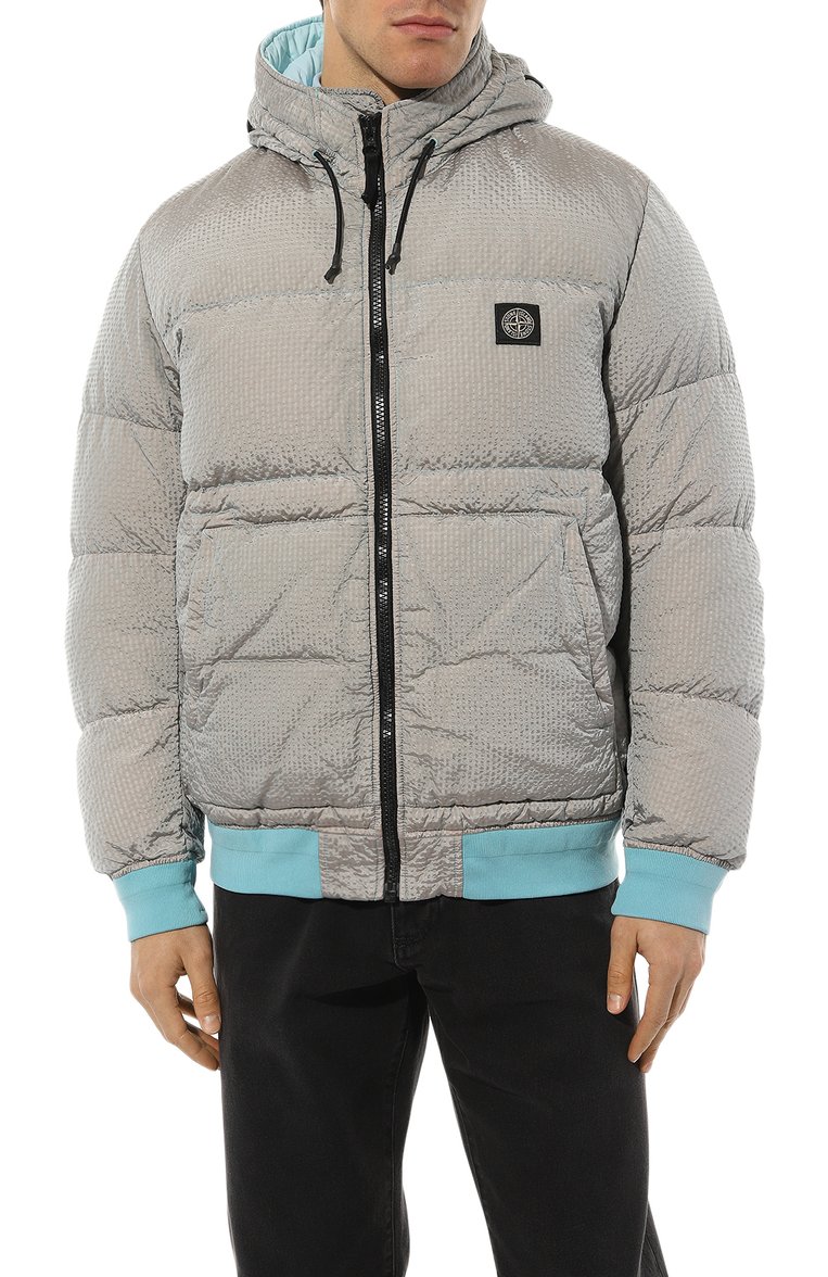 Мужской пуховый бомбер STONE ISLAND бежевого цвета, арт. 731542634 | Фото 3 (Материал внешний: Синтетический материал; Длина (верхняя одежда): Короткие; Рукава: Длинные; Материал утеплителя: Пух и перо; Материал подклада: Синтетический материал; Мужское Кросс-КТ: пуховик-короткий; Принт: Без принта; Стили: Кэжуэл; Кросс-КТ: бомбер, Утепленные; Детали: Декор; Автоматизация ТО: Проставлено; Автоматизация состава: Проставлено)