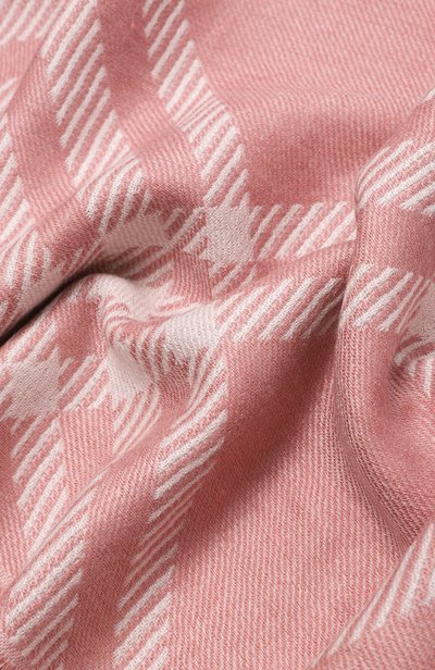 Шарф из шерсти и шелка BURBERRY розового цвета по цене 79300 руб., арт. 8125849, фото 3 Шарф из шерсти и шелка BURBERRY, арт. 8125849, фото 3
