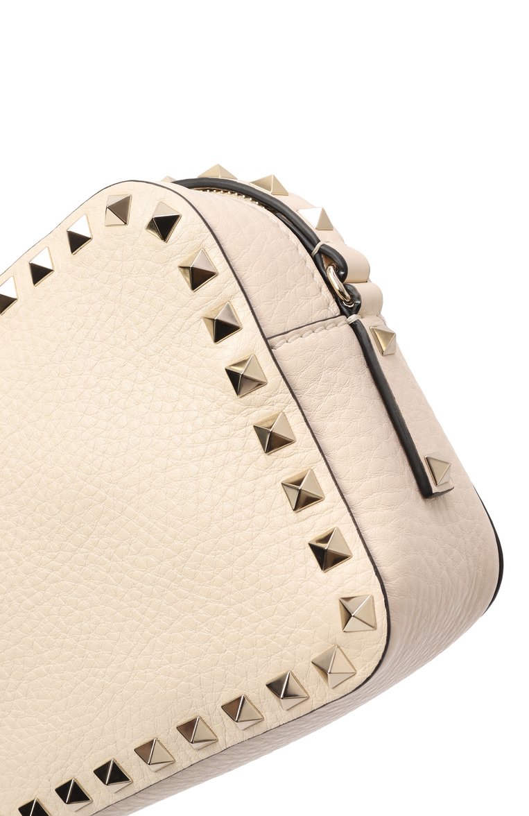 Женская сумка rockstud VALENTINO кремового цвета, арт. 5W2B0809/VSF | Фото 3 (Материал сплава: Проставлено; Материал: Натуральная кожа; Размер: mini; Драгоценные камни: Проставлено; Ремень/цепочка: На ремешке)