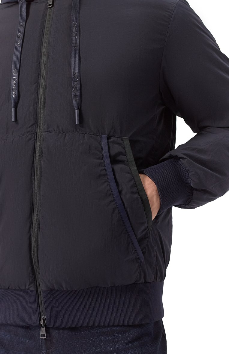 Мужской пуховый бомбер mondrone MONCLER темно-синего цвета, арт. 1A574-C0612 | Фото 5 (Материал внешний: Синтетический материал; Рукава: Длинные; Материал подклада: Синтетический материал; Длина (верхняя одежда): Короткие; Материал утеплителя: Пух и перо; Принт: Без принта; Кросс-КТ: бомбер, Утепленные; Стили: Кэжуэл; Мужское Кросс-КТ: Куртка-пуховая; Автоматизация состава: Проставлено; Детали: Без декора; Автоматизация ТО: Проставлено)