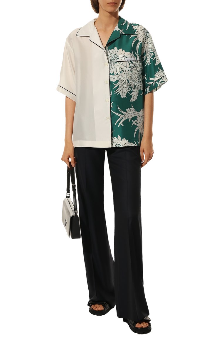 Женская шелковая рубашка PRADA изумрудного цвета, арт. P433BO-1ZNS-F0363-212 | Фото 2 (Длина (для топов): Стандартные; Рукава: Короткие; Женское Кросс-КТ: Рубашка-одежда; Материал внешний: Шелк; Стили: Бохо; Принт: С принтом)