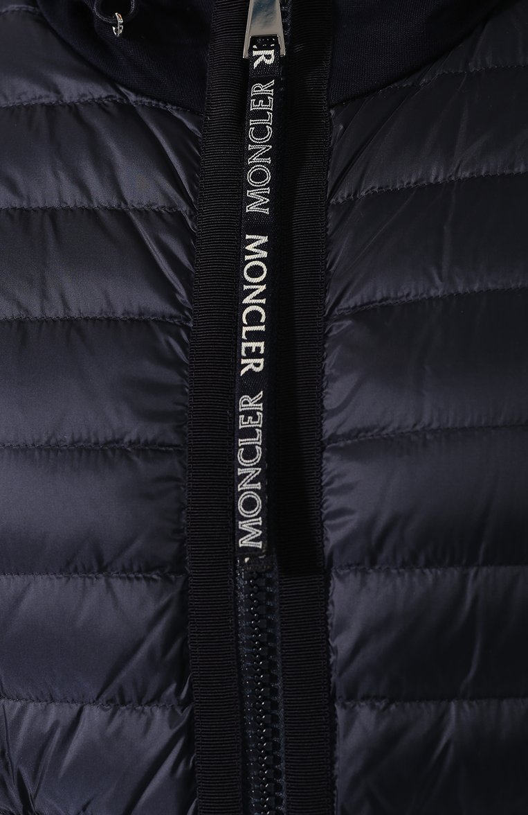 Женская куртка MONCLER темно-синего цвета, арт. E1-093-84598-00-V8001 | Фото 5 (Материал подклада: Синтетический материал; Материал утеплителя: Пух и перо; Статус проверки: Проверена категория, Проверено; Длина (верхняя одежда): Короткие; Рук�ава: Длинные; Женское Кросс-КТ: Пуховик-куртка; Кросс-КТ: Куртка, Утепленные; Материал внешний: Синтетический материал; Драгоценные камни: Проставлено; Материал сплава: Проверено, Проставлено)