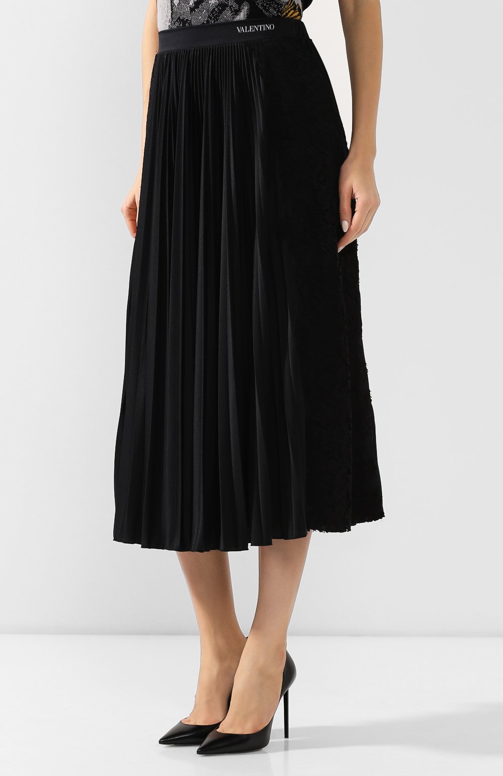Плиссированная юбка VALENTINO черного цвета по цене 156500 руб., арт. SB3MD00W4TG, фото 3 Плиссированная юбка VALENTINO, арт. SB3MD00W4TG, фото 3