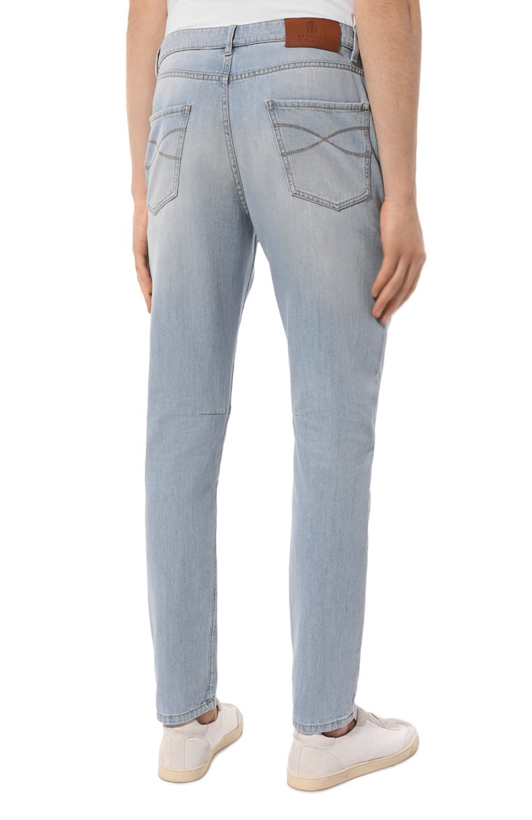 Мужские джинсы leisure fit BRUNELLO CUCINELLI голубого цвета, арт. M0Z37B2279 | Фото 4 (Материал внешний: Хлопок, Деним; Длина (брюки, джинсы): Стандартные; Кросс-КТ: Деним; Детали: Потертости, Делаве; Силуэт М (брюки): Прямые; Стили: Повседневный, Streetwear; Автоматизация состава: Проставлено; Автоматизация ТО: Проставлено)