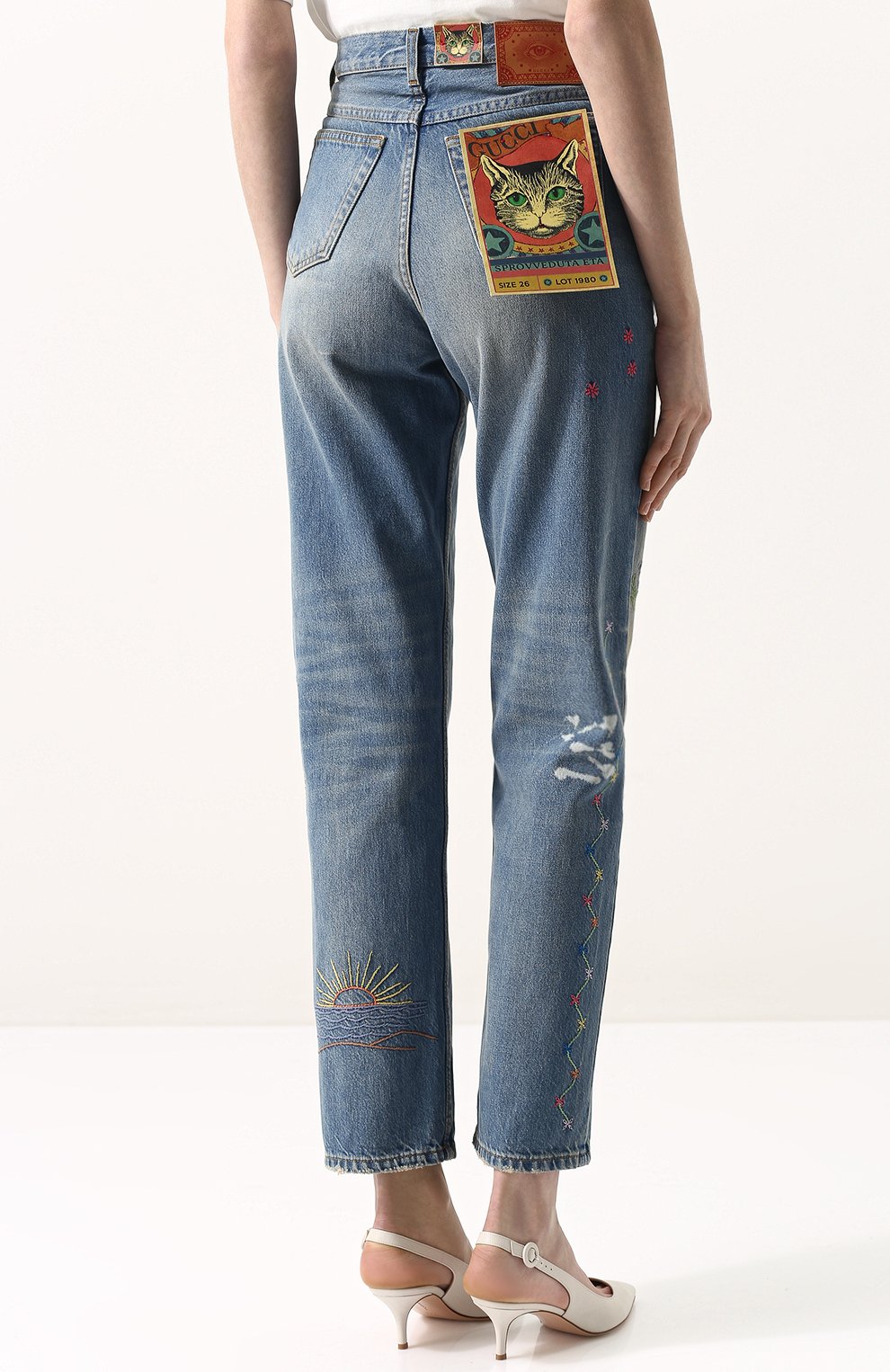 Укороченные джинсы с потертостями и контрастной отделкой GUCCI голубого цвета по цене 79950 руб., арт. 502775/XR957, фото 4 Укороченные джинсы с потертостями и контрастной отделкой GUCCI, арт. 502775/XR957, фото 4