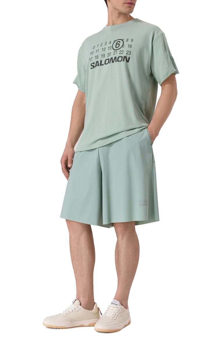 Мужская футболка  mm6 maison margiela x salomon MM6 светло-зеленого цвета, арт. SH0GC0051/M20101 | Фото 2 (Автоматизация ТО: Проставлено; Рукава: Короткие; Автоматизация состава: Проставлено; Материал внешний: Синтетический материал; Длина (для топов): Удлиненные; Принт: С принтом; Мужское Кросс-КТ: Футболка-одежда; Стили: Спорт-шик, Кэжуэл; Детали: Без декора)