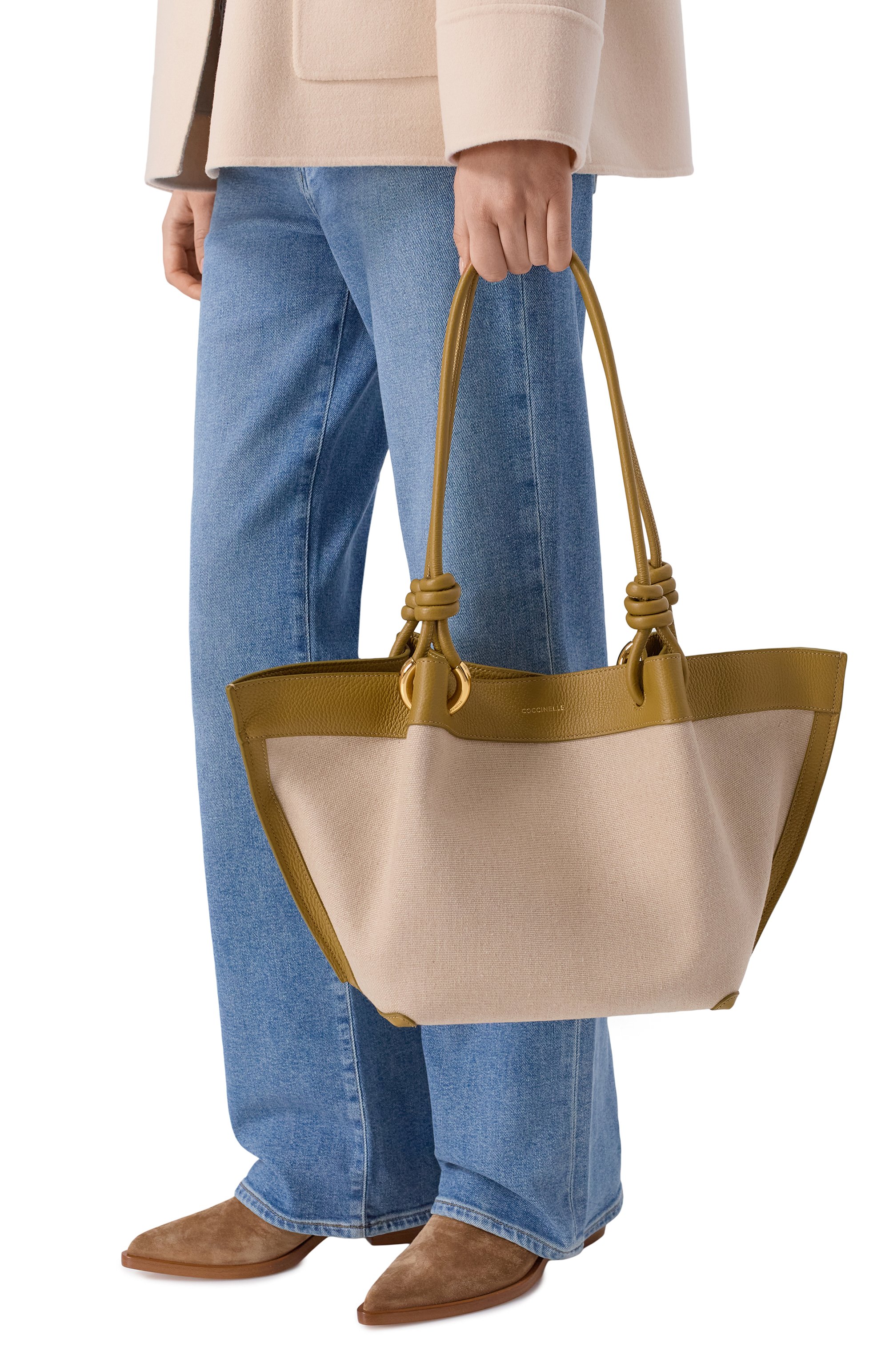 Сумка-тоут finn medium COCCINELLE бежевого цвета по цене 36750 руб., арт. E1 U06 11 02 01, фото 2 Сумка-тоут finn medium COCCINELLE, арт. E1 U06 11 02 01, фото 2