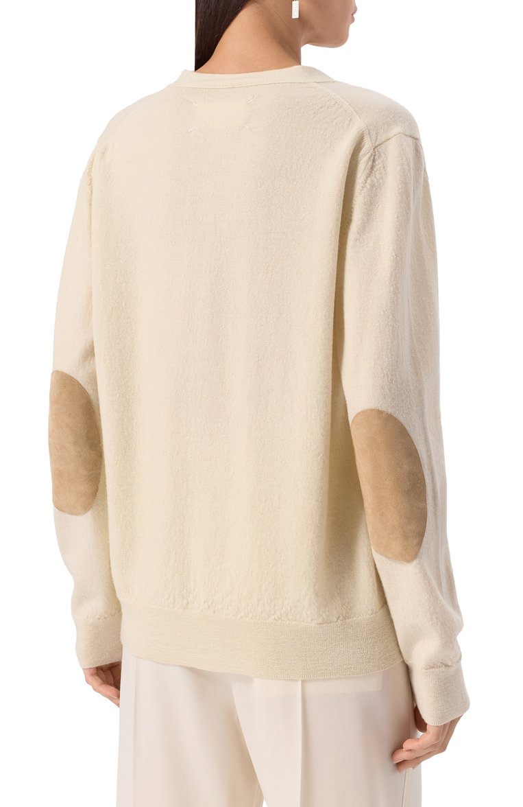 Мужского шерстяной кардиган MAISON MARGIELA кремового цвета, арт. S50HP0027/M13098 | Фото 8 (Материал внешний: Шерсть; Мужское Кросс-КТ: Кардиган-одежда; Стили: Минимализм; Застежка: Пуговицы; Нос: Не проставлено; Региональные ограничения белый список (Axapta Mercury): Не проставлено; Женское Кросс-КТ: кардиган-трикотаж)