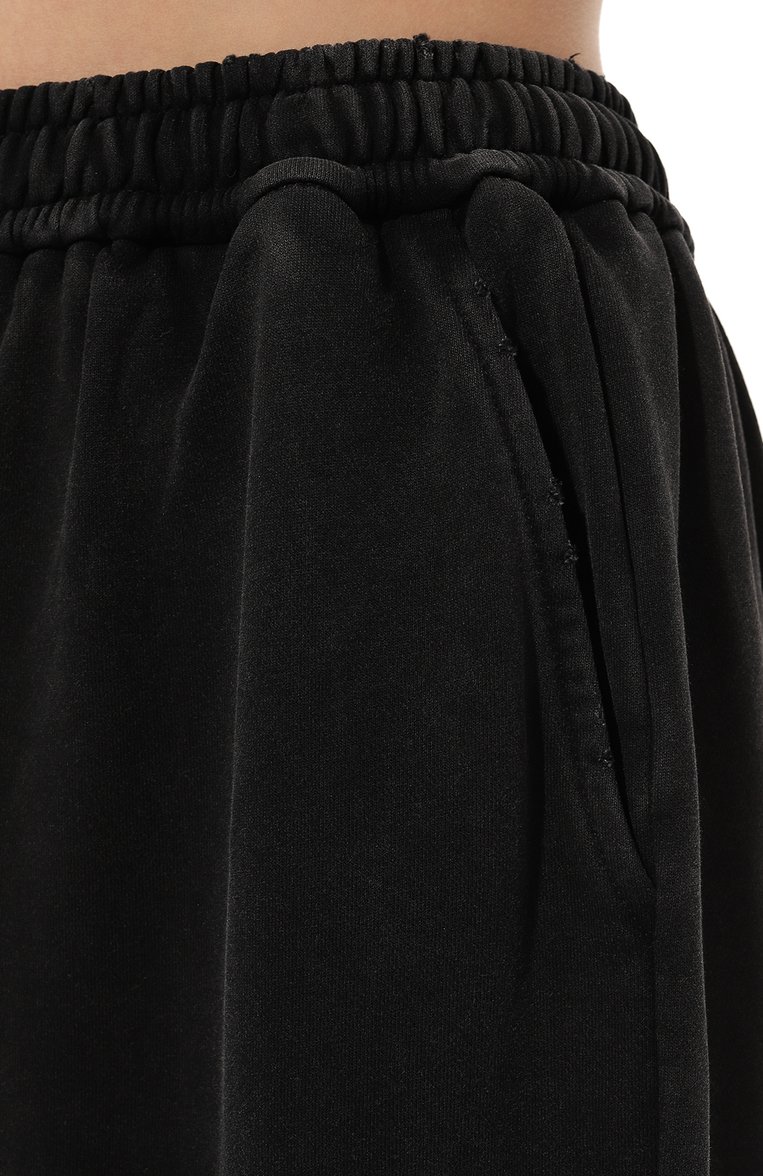 Женские хлопковые брюки ADDICTED черного цвета, арт. FT2305 | Фото 5 (Силуэт Ж (брюки и джинсы): Широкие; Длина (брюки, джинсы): Стандартные; Женское Кросс-КТ: Брюки-одежда; Материал сплава: Проставлено; Стили: Спорт-шик; Материал внешний: Вискоза; Драгоценные камни: Проставлено)