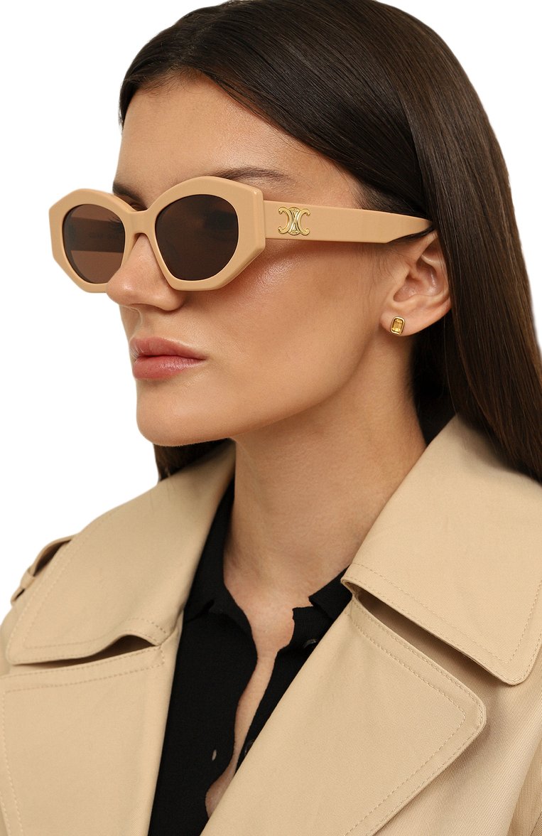 Женские солнцезащитные очки CELINE EYEWEAR бежевого цвета, арт. CL40238U 57E | Фото 2 (Региональные ограничения белый список (Axapta Mercury): Не проставлено; Нос: Не проставлено; Материал: Пластик; Тип очков: С/з; Оптика Гендер: оптика-женское; Очки форма: Cat-eye)