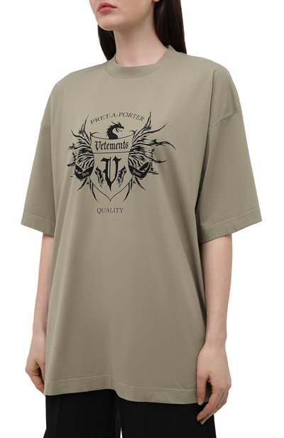 Хлопковая футболка VETEMENTS хаки цвета по цене 55650 руб., арт. UA52TR480G 1610/W, фото 3 Хлопковая футболка VETEMENTS, арт. UA52TR480G 1610/W, фото 3