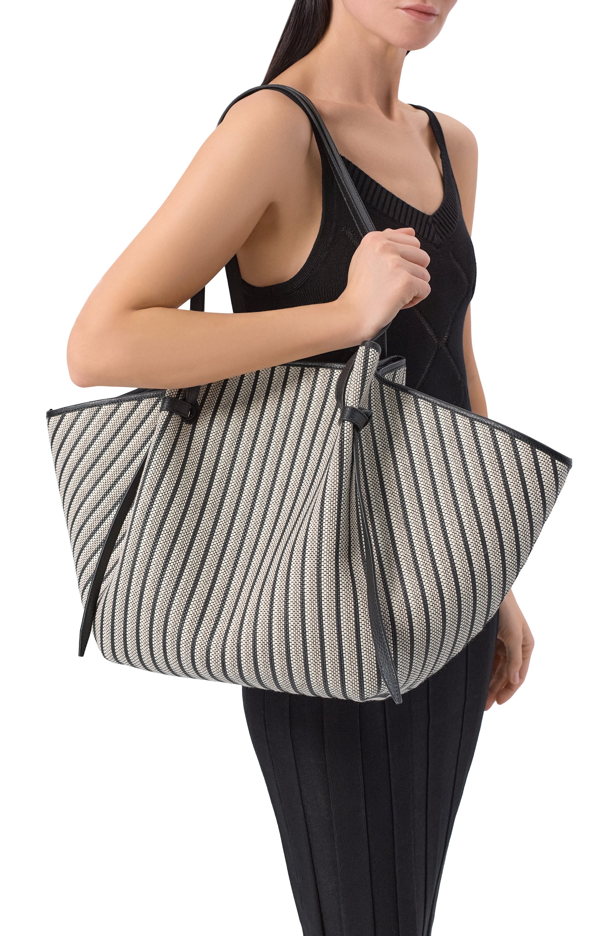 Сумка-тоут mochi xl YUZEFI светло-бежевого цвета по цене 103500 руб., арт. XL M0CHI/W0VEN CANVAS, фото 2 Сумка-тоут mochi xl YUZEFI, арт. XL M0CHI/W0VEN CANVAS, фото 2