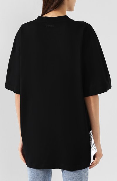 Хлопковая футболка VETEMENTS черного цвета по цене 16450 руб., арт. UAH20TR611/W, фото 4 Хлопковая футболка VETEMENTS, арт. UAH20TR611/W, фото 4
